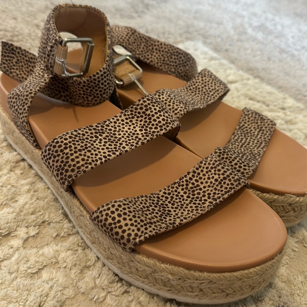 Universal Threads Buckle Platform Sandal